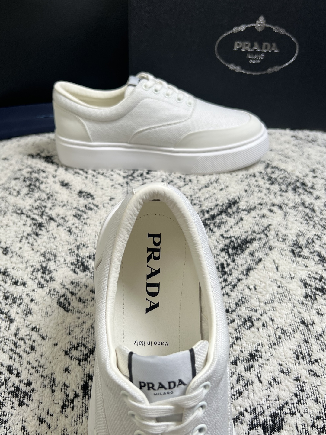 Prada  顶级工艺品，普拉达 专柜同步，原厂配置意大利进口牛皮拼布面料，进口牛皮内里垫，透气舒适，鞋底：原厂特供原版