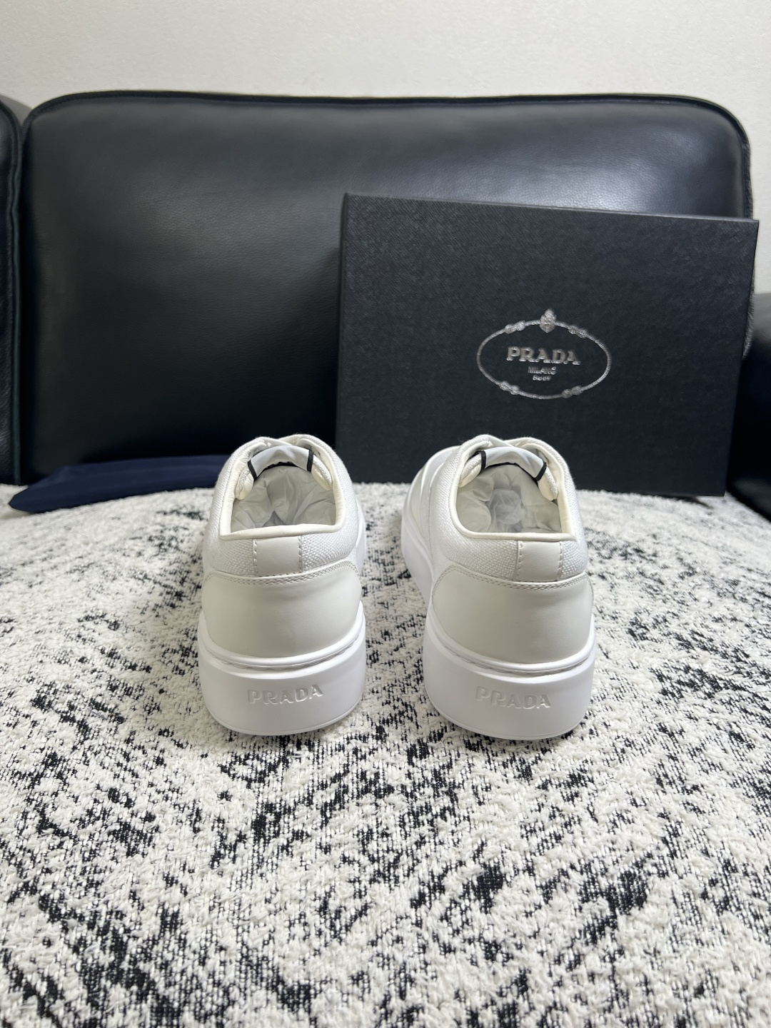 Prada  顶级工艺品，普拉达 专柜同步，原厂配置意大利进口牛皮拼布面料，进口牛皮内里垫，透气舒适，鞋底：原厂特供原版