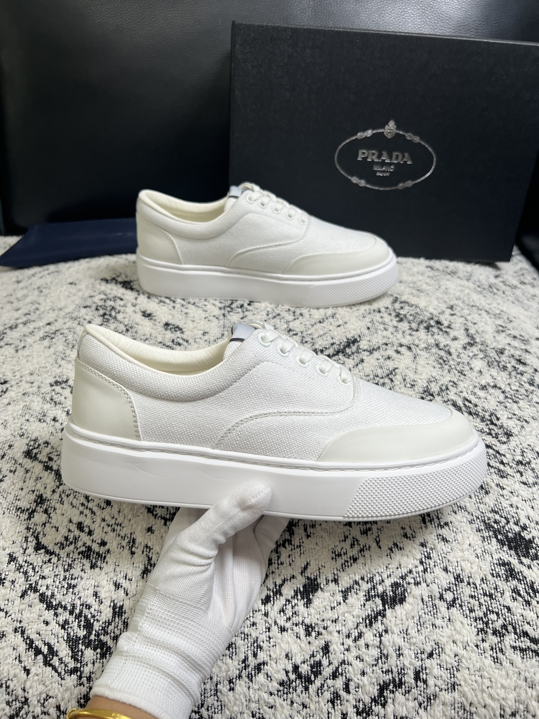 Prada  顶级工艺品，普拉达 专柜同步，原厂配置意大利进口牛皮拼布面料，进口牛皮内里垫，透气舒适，鞋底：原厂特供原版