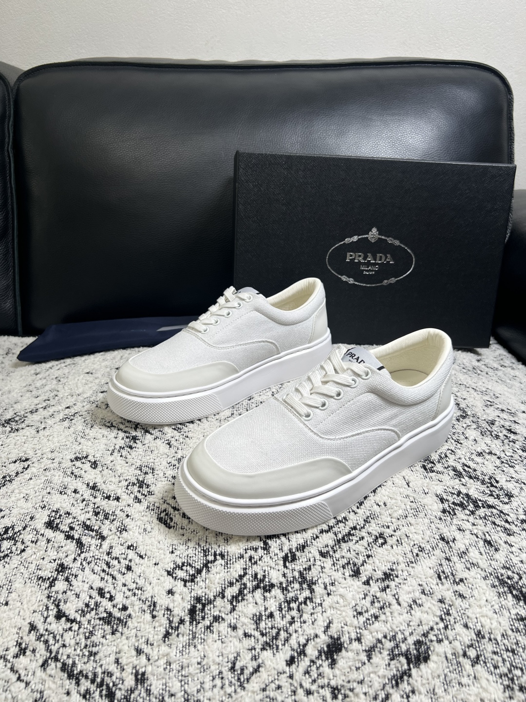 Prada  顶级工艺品，普拉达 专柜同步，原厂配置意大利进口牛皮拼布面料，进口牛皮内里垫，透气舒适，鞋底：原厂特供原版