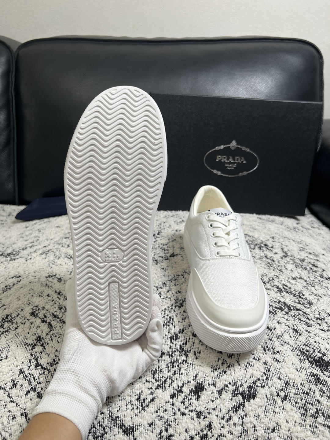 Prada  顶级工艺品，普拉达 专柜同步，原厂配置意大利进口牛皮拼布面料，进口牛皮内里垫，透气舒适，鞋底：原厂特供原版