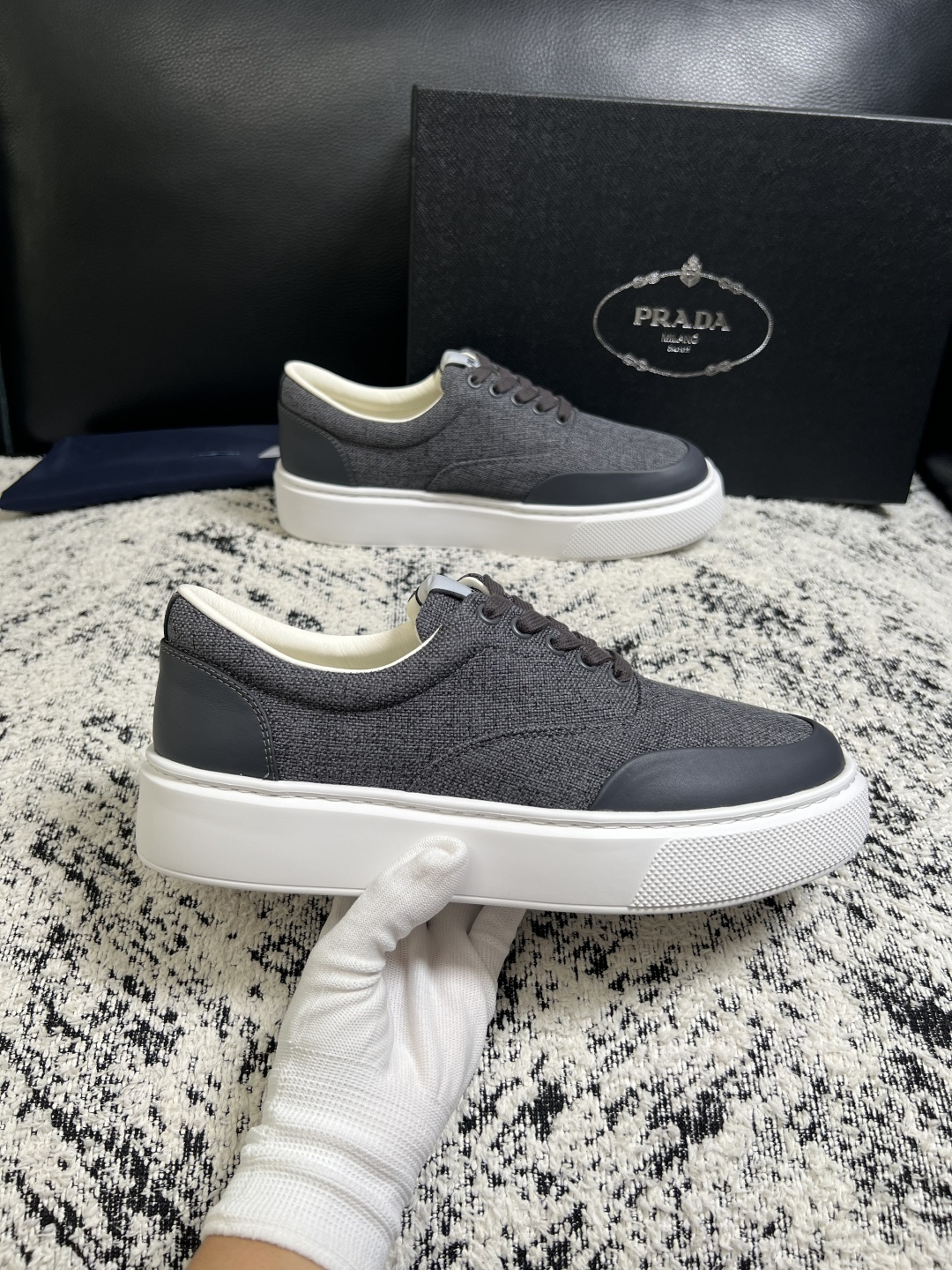 Prada  顶级工艺品，普拉达 专柜同步，原厂配置意大利进口牛皮拼布面料，进口牛皮内里垫，透气舒适，鞋底：原厂特供原版