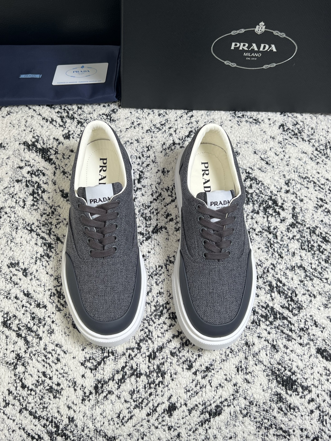 Prada  顶级工艺品，普拉达 专柜同步，原厂配置意大利进口牛皮拼布面料，进口牛皮内里垫，透气舒适，鞋底：原厂特供原版