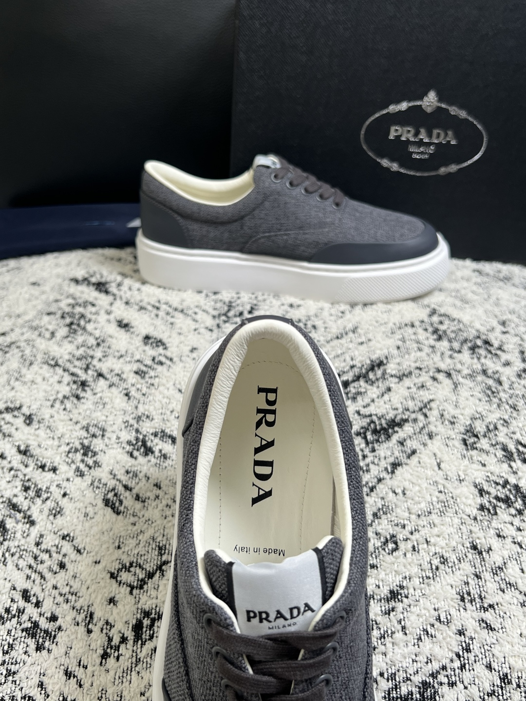 Prada  顶级工艺品，普拉达 专柜同步，原厂配置意大利进口牛皮拼布面料，进口牛皮内里垫，透气舒适，鞋底：原厂特供原版