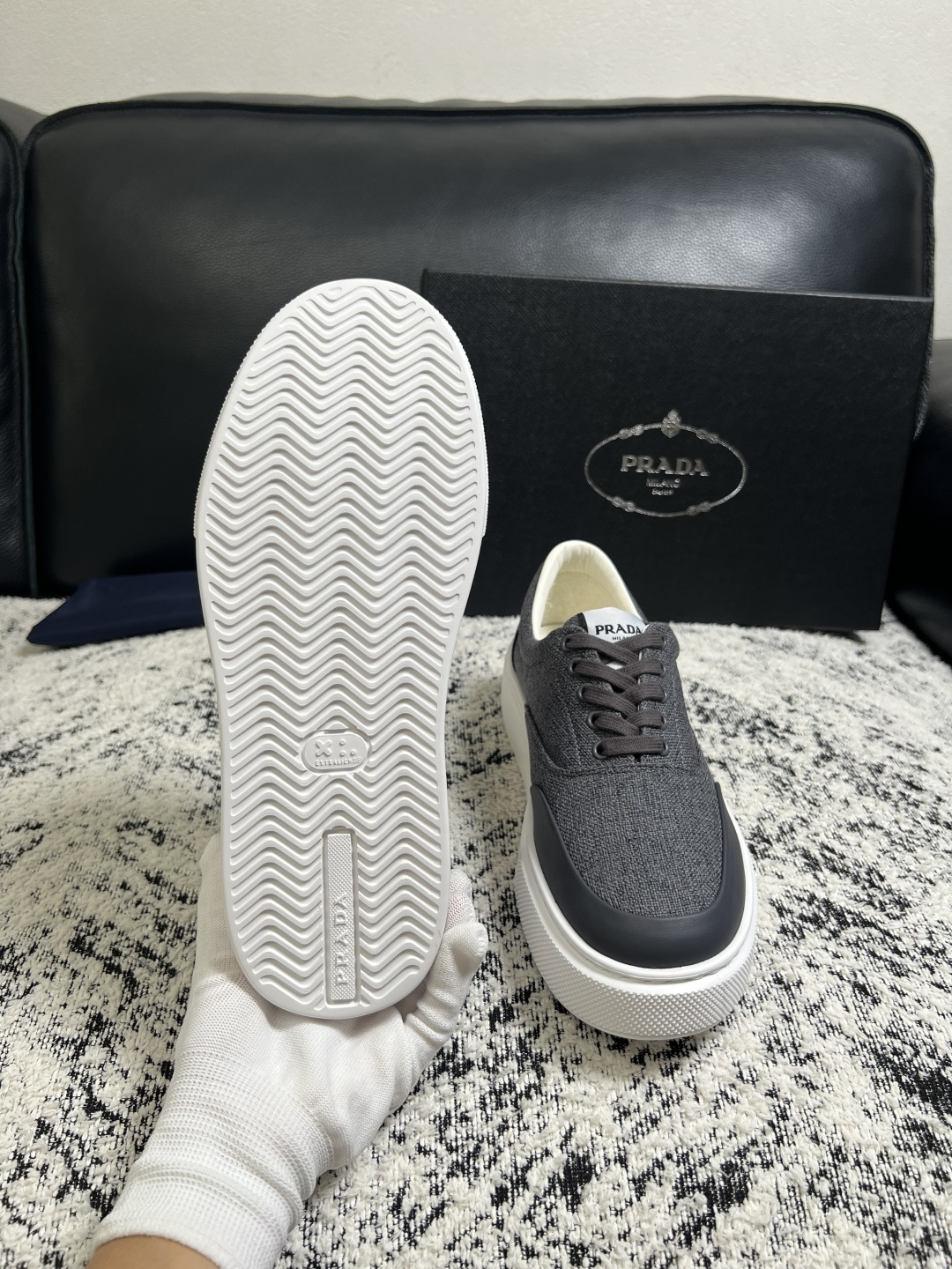 Prada  顶级工艺品，普拉达 专柜同步，原厂配置意大利进口牛皮拼布面料，进口牛皮内里垫，透气舒适，鞋底：原厂特供原版