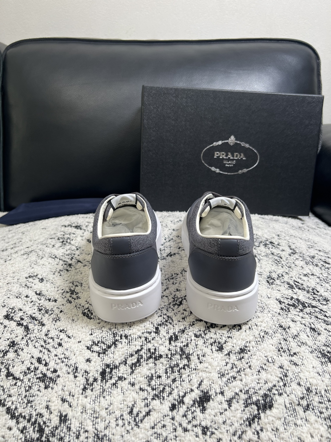 Prada  顶级工艺品，普拉达 专柜同步，原厂配置意大利进口牛皮拼布面料，进口牛皮内里垫，透气舒适，鞋底：原厂特供原版