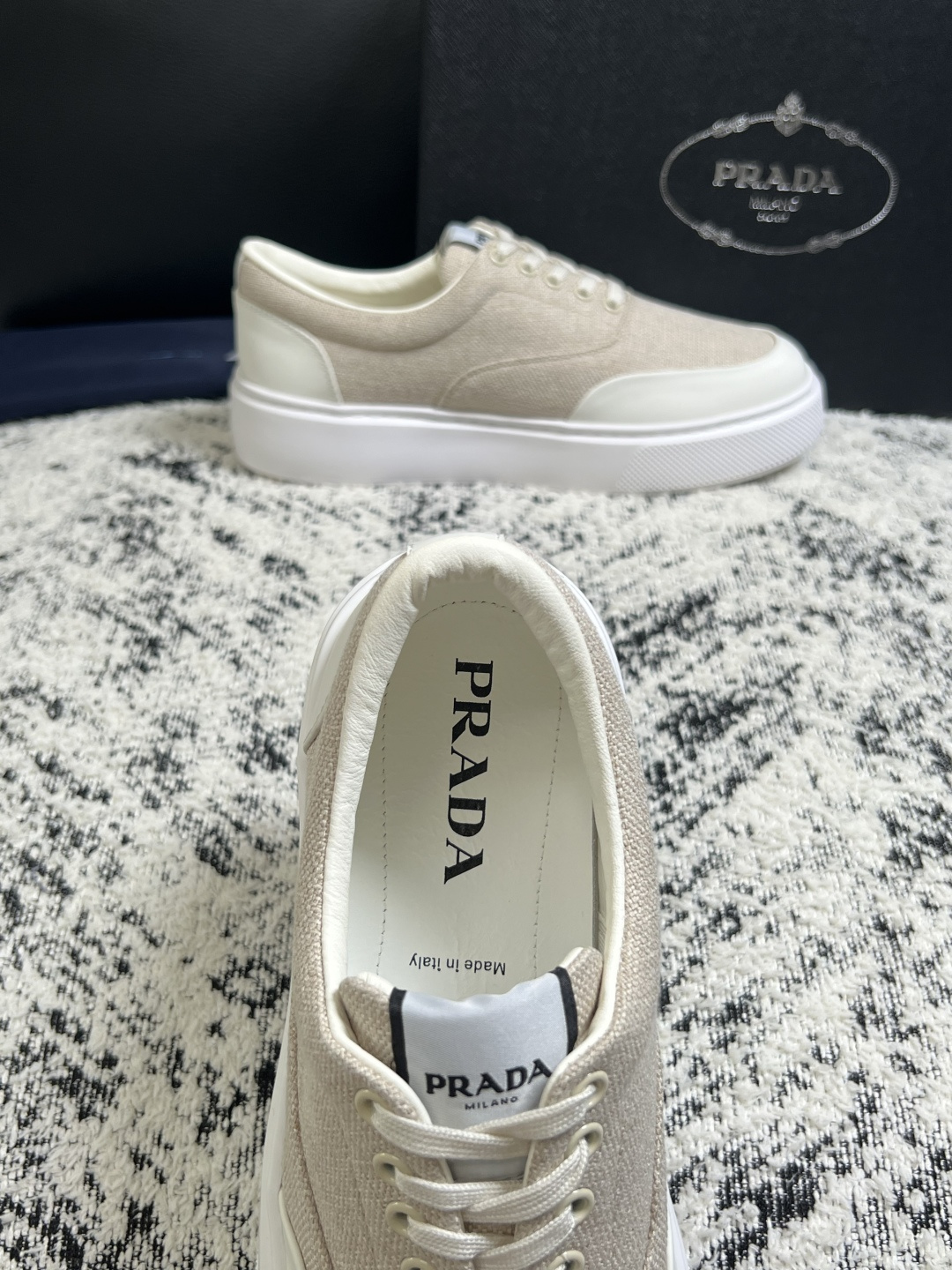 Prada  顶级工艺品，普拉达 专柜同步，原厂配置意大利进口牛皮拼布面料，进口牛皮内里垫，透气舒适，鞋底：原厂特供原版