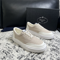 Prada 顶级工艺品,普拉达 专柜同步,原厂配置意大利进口牛皮拼布面料,进口牛皮内里垫,透气舒适,鞋底:原厂特供原版 Prada 顶级工艺品,普拉达 专柜同步,原厂配置意大利进口牛皮拼布面料,进口牛皮内里垫,透气舒适,鞋底:原厂特供原版
