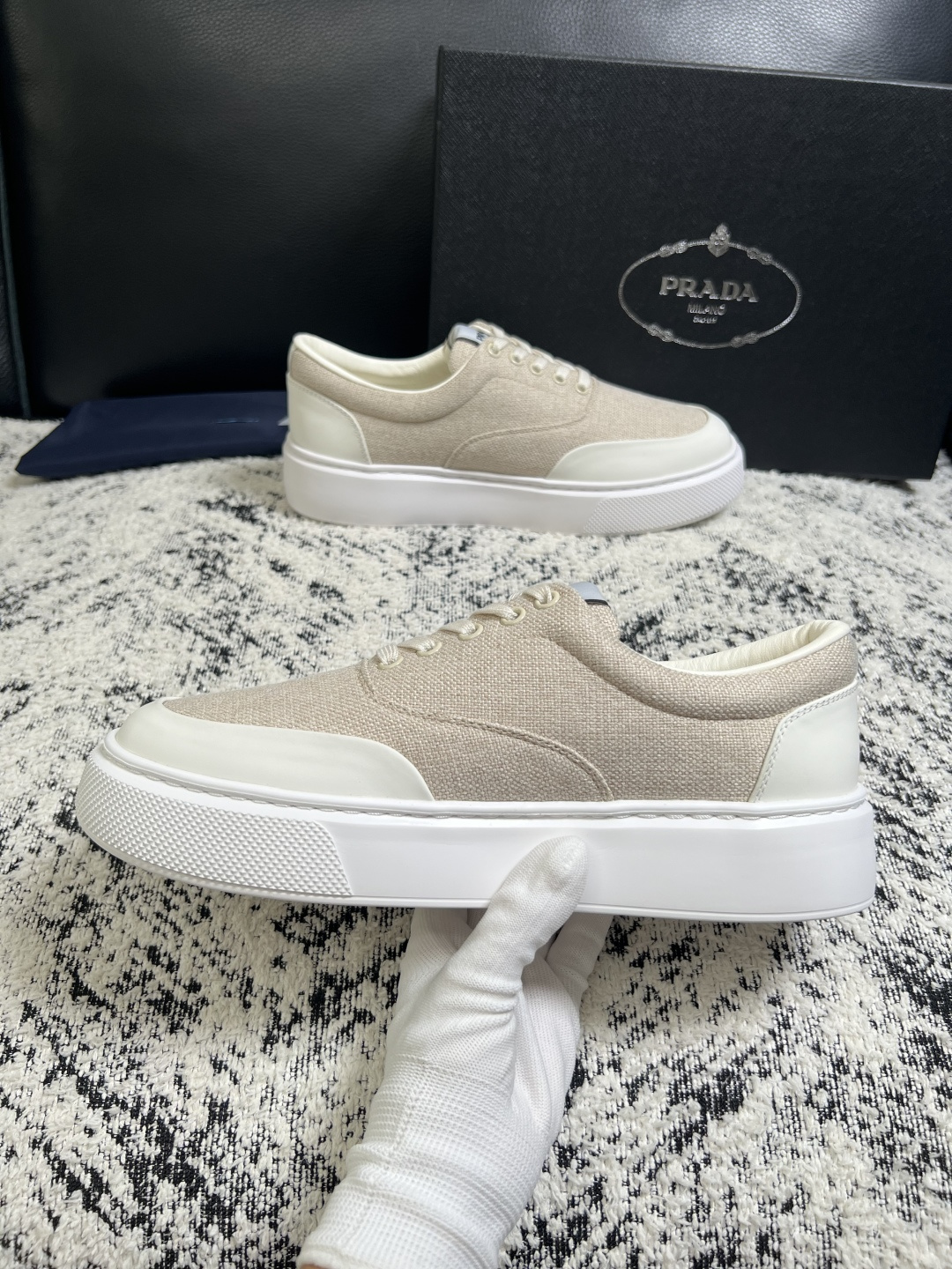 Prada  顶级工艺品，普拉达 专柜同步，原厂配置意大利进口牛皮拼布面料，进口牛皮内里垫，透气舒适，鞋底：原厂特供原版