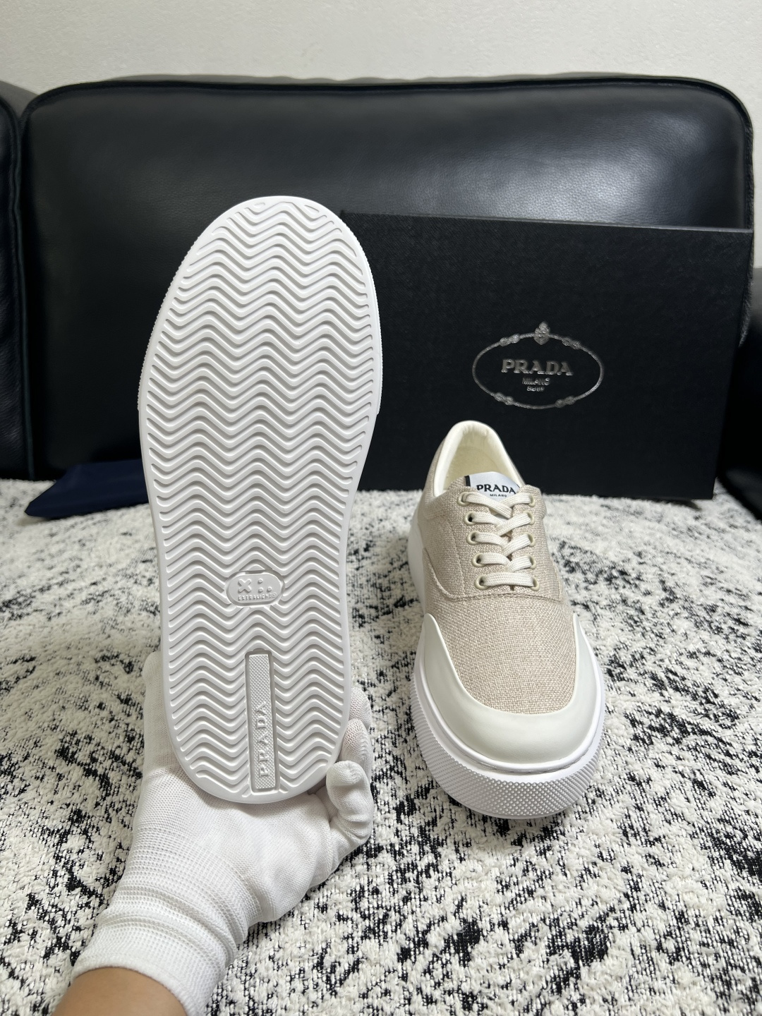 Prada  顶级工艺品，普拉达 专柜同步，原厂配置意大利进口牛皮拼布面料，进口牛皮内里垫，透气舒适，鞋底：原厂特供原版