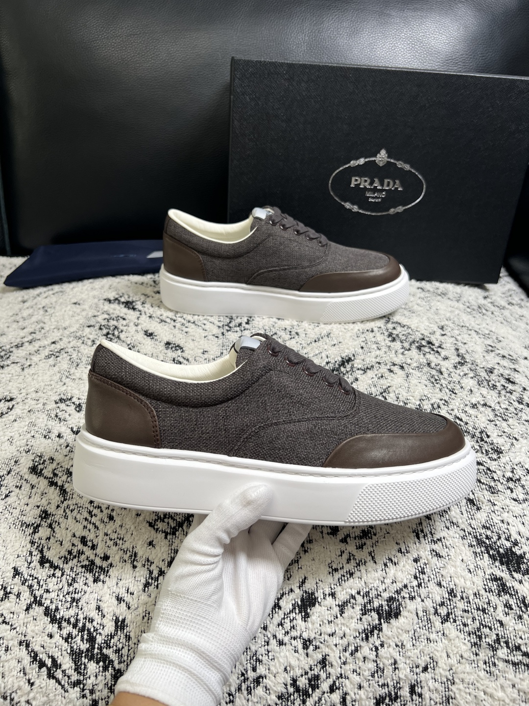 Prada  顶级工艺品，普拉达 专柜同步，原厂配置意大利进口牛皮拼布面料，进口牛皮内里垫，透气舒适，鞋底：原厂特供原版