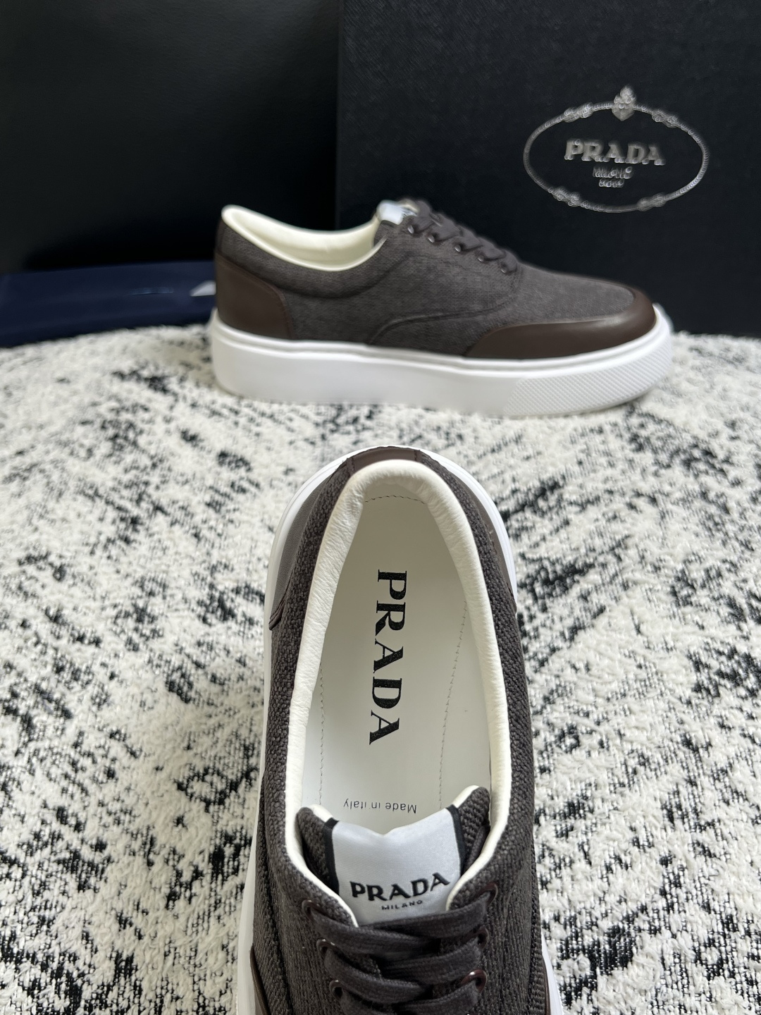 Prada  顶级工艺品，普拉达 专柜同步，原厂配置意大利进口牛皮拼布面料，进口牛皮内里垫，透气舒适，鞋底：原厂特供原版