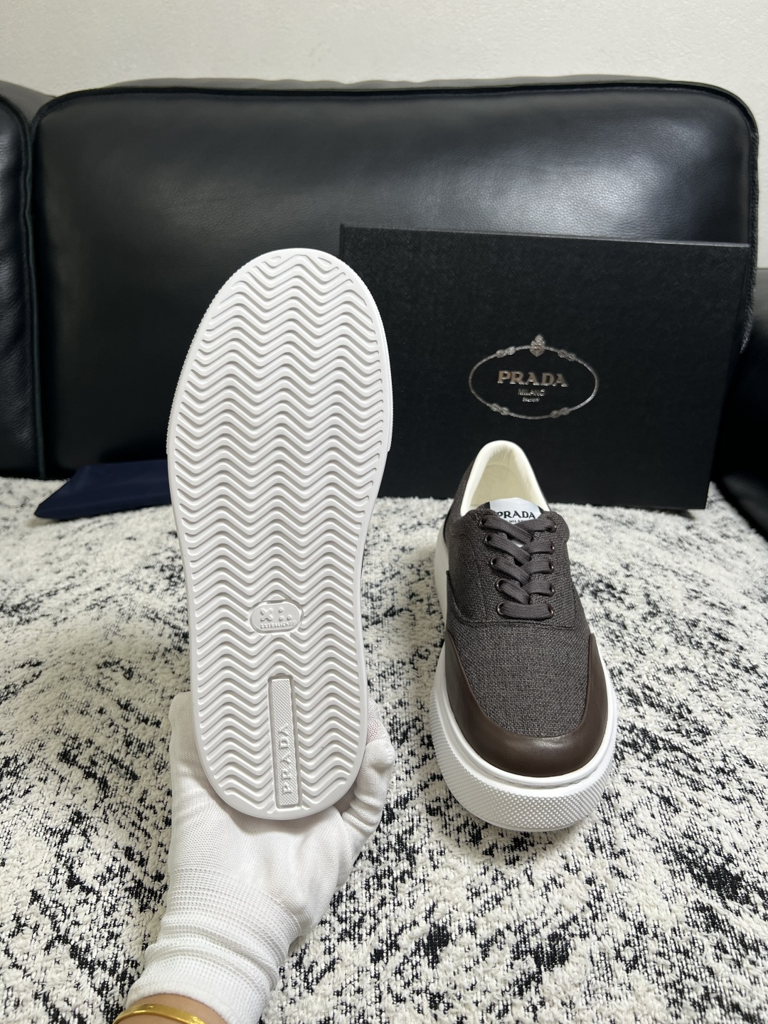 Prada  顶级工艺品，普拉达 专柜同步，原厂配置意大利进口牛皮拼布面料，进口牛皮内里垫，透气舒适，鞋底：原厂特供原版