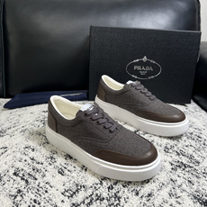 Prada 顶级工艺品,普拉达 专柜同步,原厂配置意大利进口牛皮拼布面料,进口牛皮内里垫,透气舒适,鞋底:原厂特供原版 Prada 顶级工艺品,普拉达 专柜同步,原厂配置意大利进口牛皮拼布面料,进口牛皮内里垫,透气舒适,鞋底:原厂特供原版