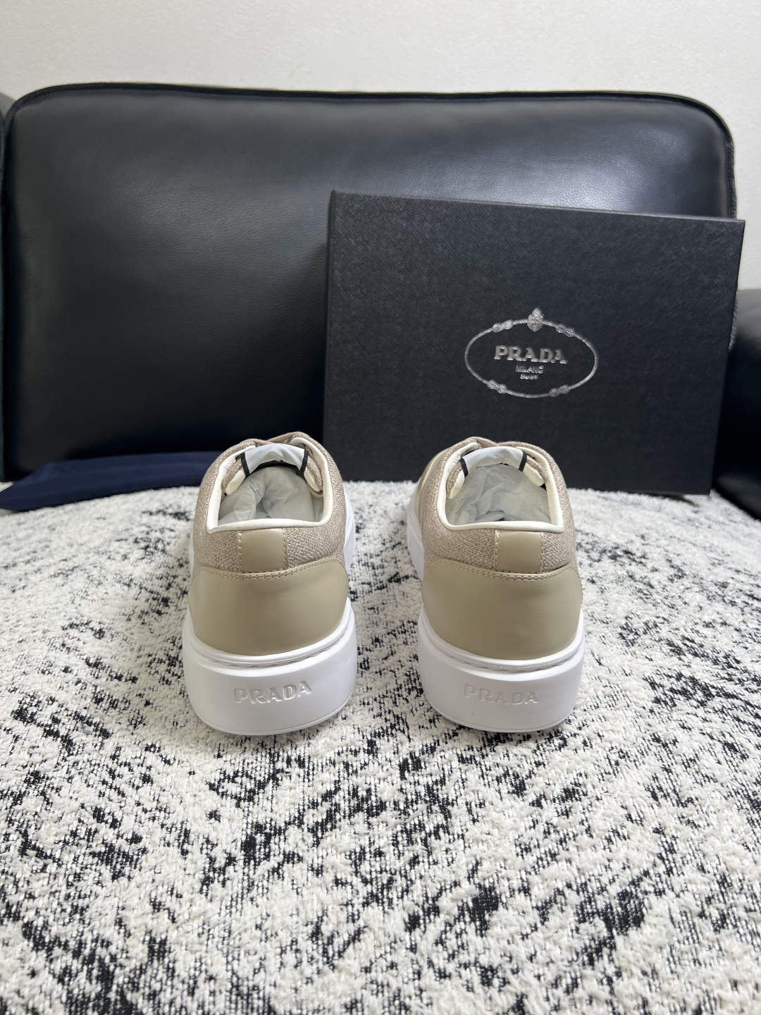 Prada  顶级工艺品，普拉达 专柜同步，原厂配置意大利进口牛皮拼布面料，进口牛皮内里垫，透气舒适，鞋底：原厂特供原版