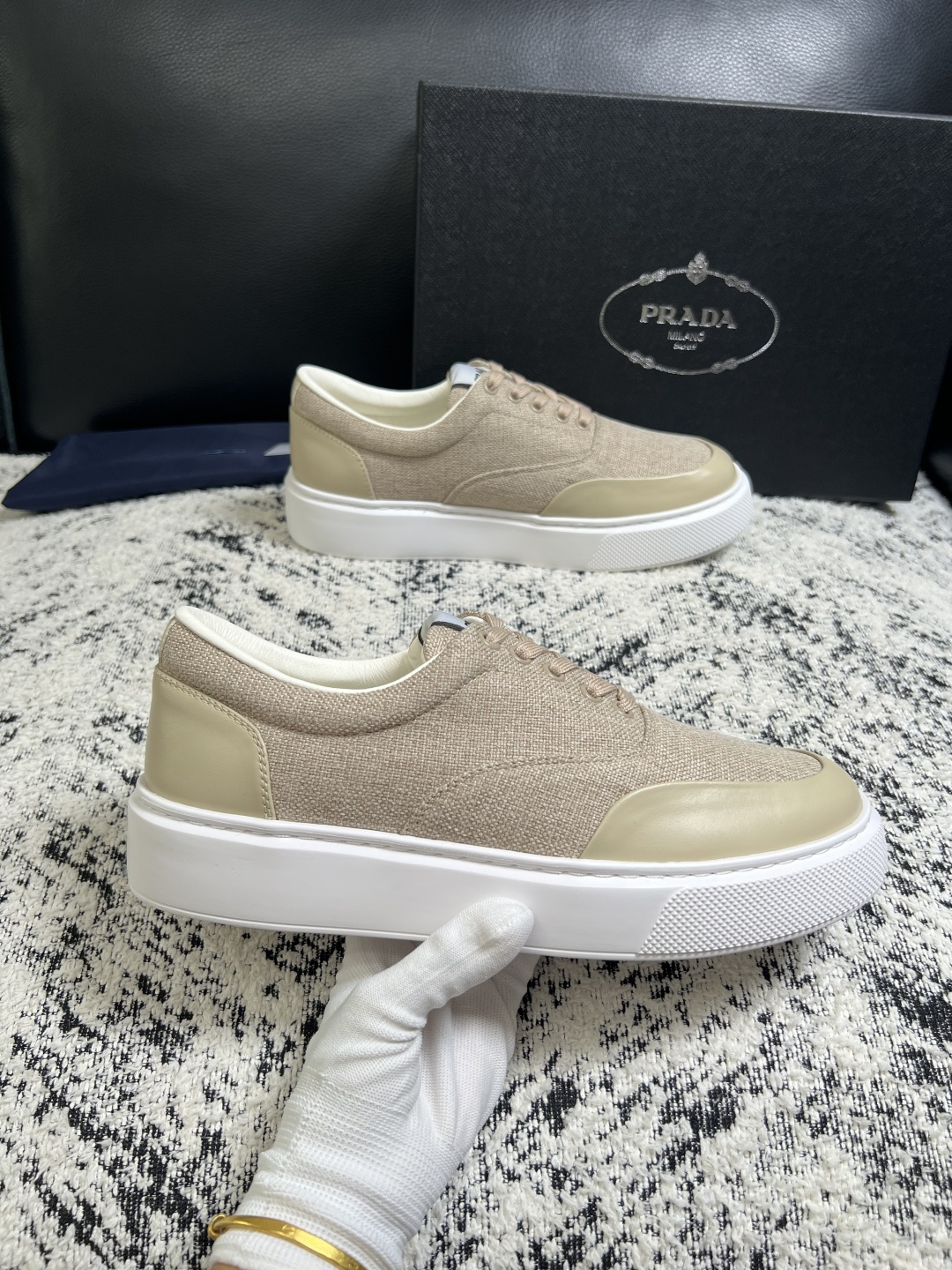 Prada  顶级工艺品，普拉达 专柜同步，原厂配置意大利进口牛皮拼布面料，进口牛皮内里垫，透气舒适，鞋底：原厂特供原版
