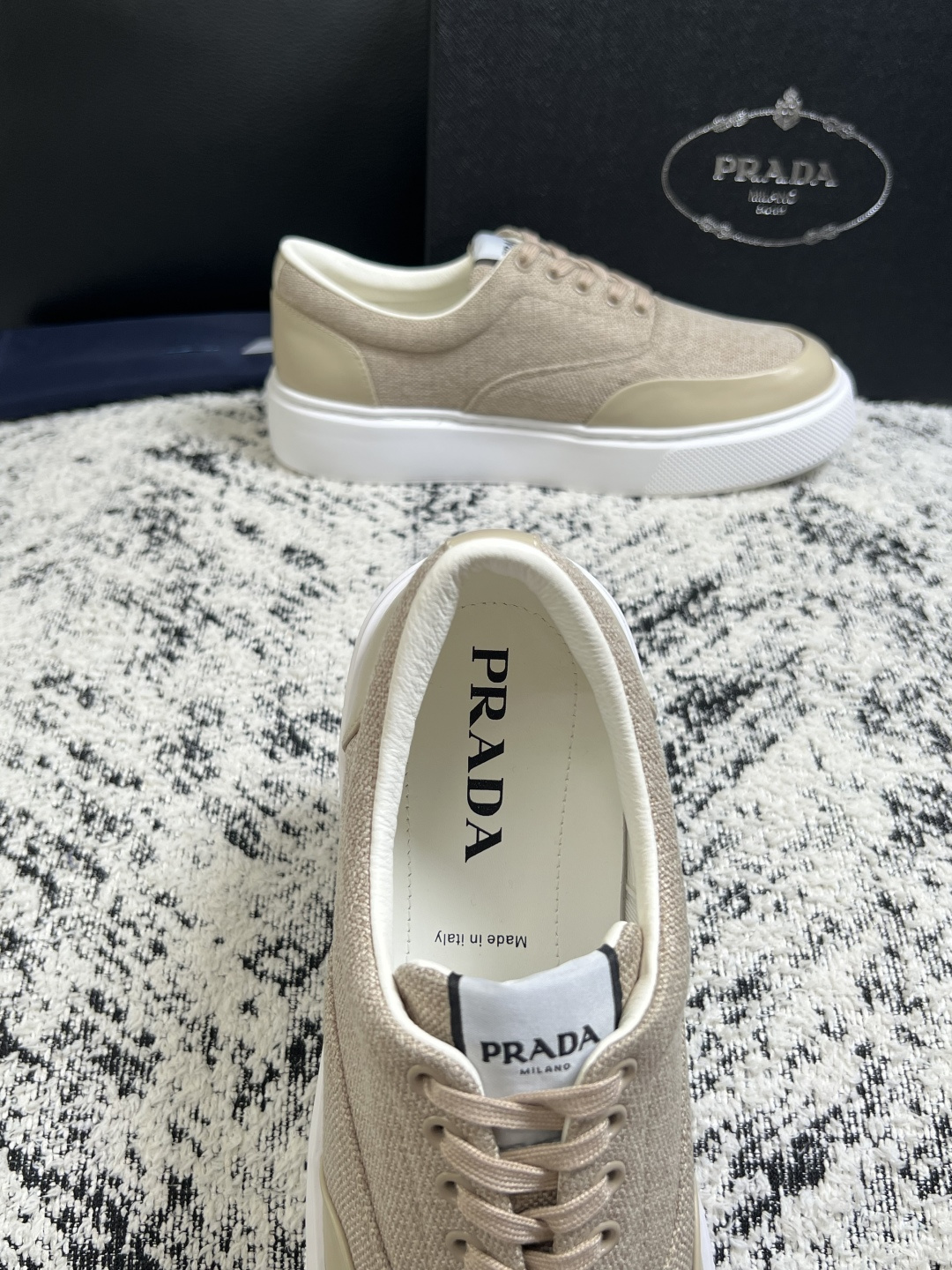 Prada  顶级工艺品，普拉达 专柜同步，原厂配置意大利进口牛皮拼布面料，进口牛皮内里垫，透气舒适，鞋底：原厂特供原版