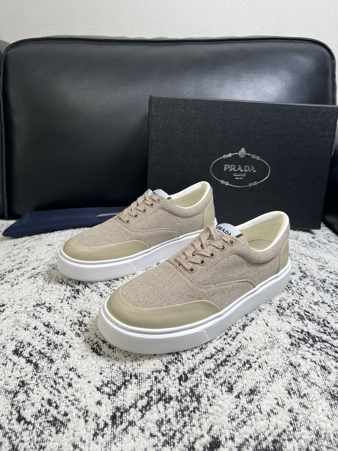 Prada  顶级工艺品，普拉达 专柜同步，原厂配置意大利进口牛皮拼布面料，进口牛皮内里垫，透气舒适，鞋底：原厂特供原版