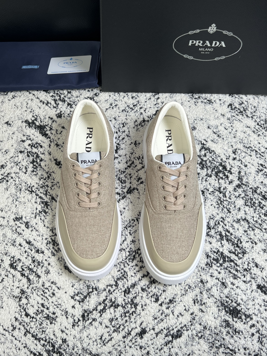 Prada  顶级工艺品，普拉达 专柜同步，原厂配置意大利进口牛皮拼布面料，进口牛皮内里垫，透气舒适，鞋底：原厂特供原版