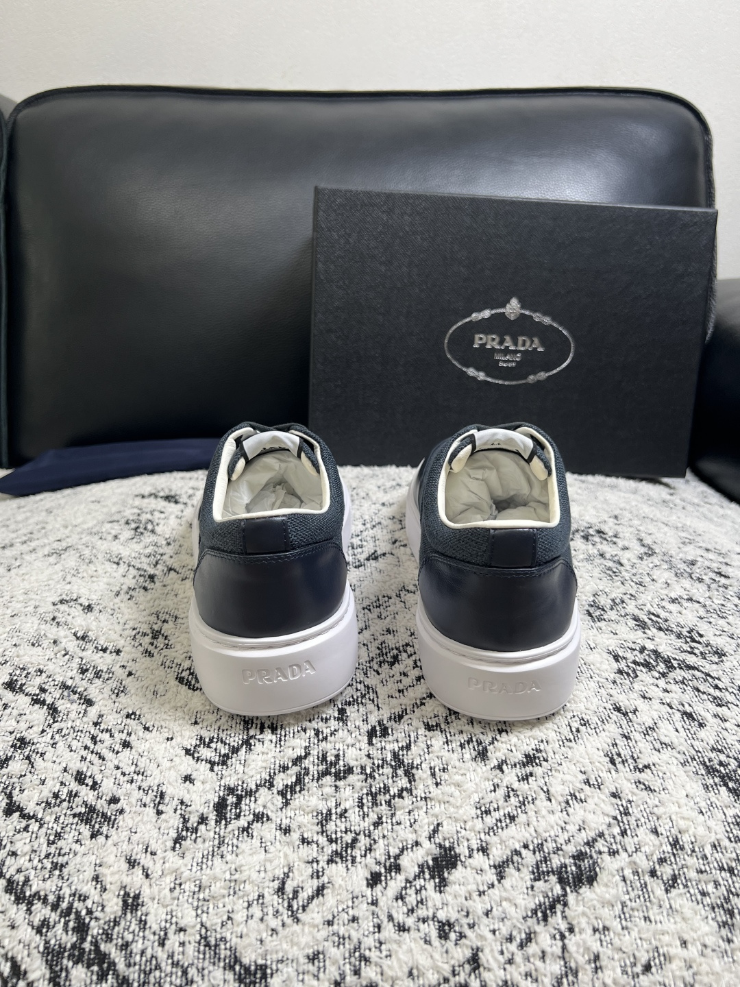 Prada  顶级工艺品，普拉达 专柜同步，原厂配置意大利进口牛皮拼布面料，进口牛皮内里垫，透气舒适，鞋底：原厂特供原版