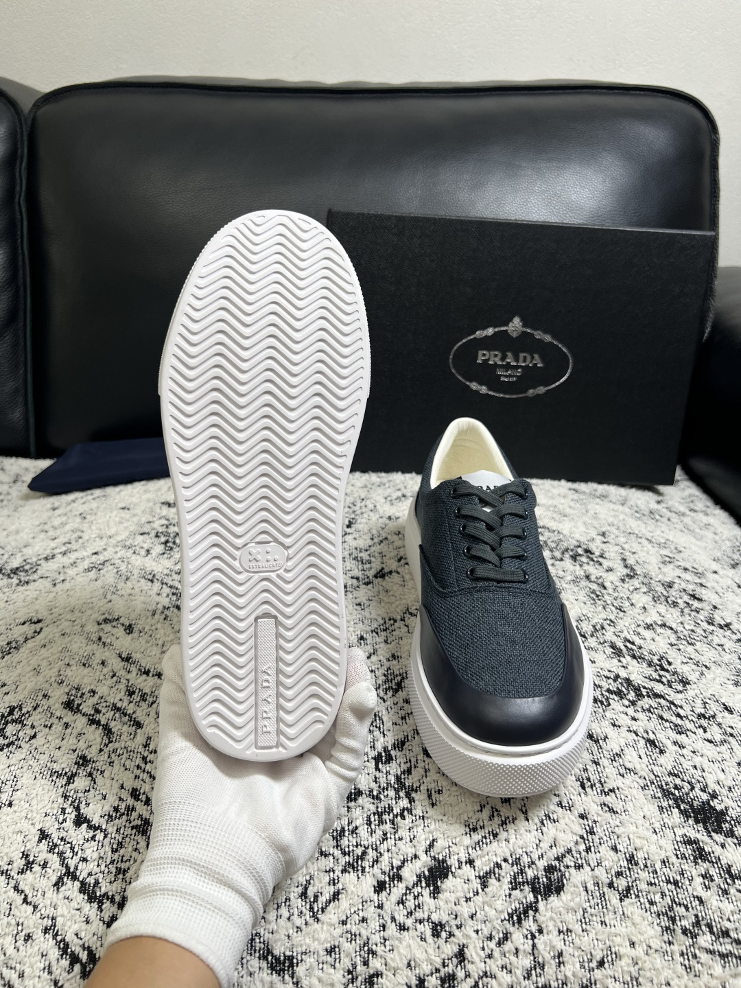 Prada  顶级工艺品，普拉达 专柜同步，原厂配置意大利进口牛皮拼布面料，进口牛皮内里垫，透气舒适，鞋底：原厂特供原版