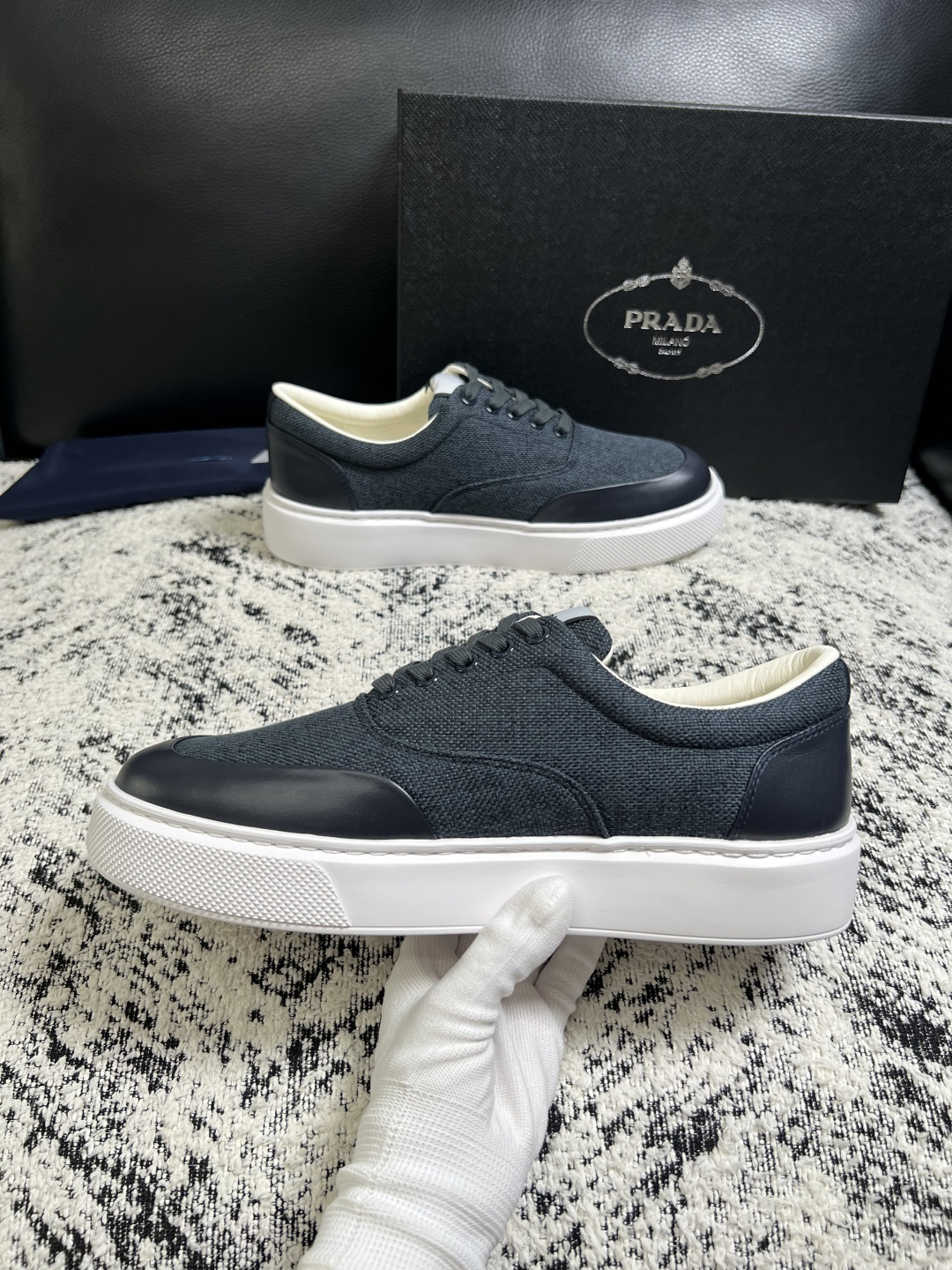 Prada  顶级工艺品，普拉达 专柜同步，原厂配置意大利进口牛皮拼布面料，进口牛皮内里垫，透气舒适，鞋底：原厂特供原版
