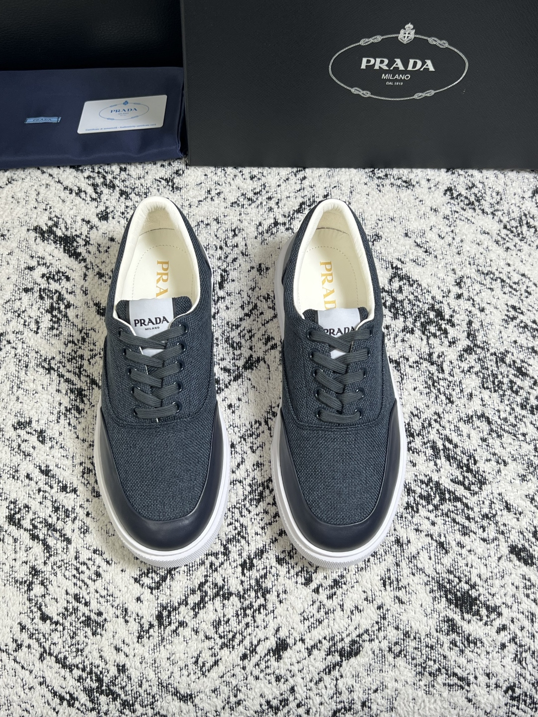 Prada  顶级工艺品，普拉达 专柜同步，原厂配置意大利进口牛皮拼布面料，进口牛皮内里垫，透气舒适，鞋底：原厂特供原版
