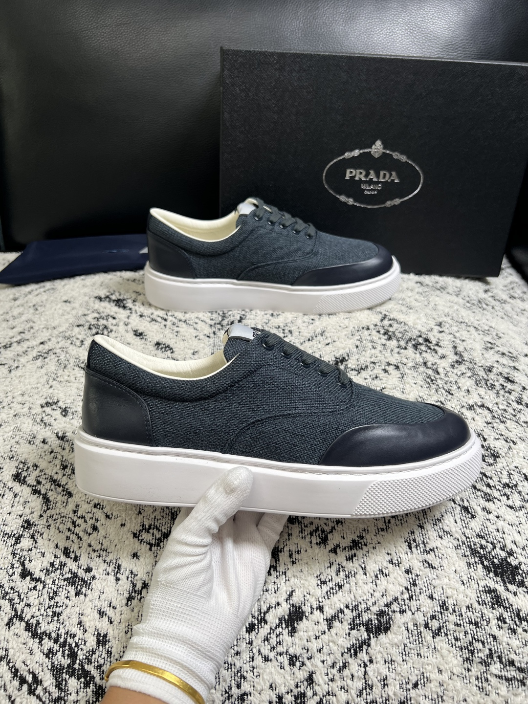 Prada  顶级工艺品，普拉达 专柜同步，原厂配置意大利进口牛皮拼布面料，进口牛皮内里垫，透气舒适，鞋底：原厂特供原版
