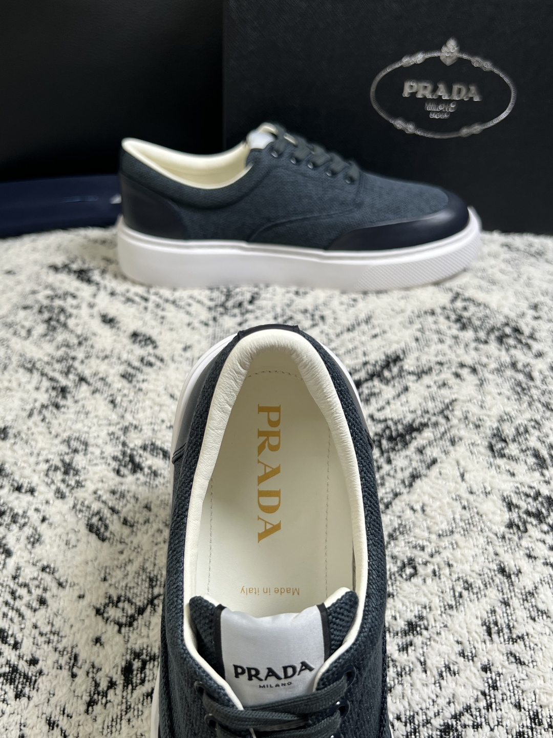 Prada  顶级工艺品，普拉达 专柜同步，原厂配置意大利进口牛皮拼布面料，进口牛皮内里垫，透气舒适，鞋底：原厂特供原版