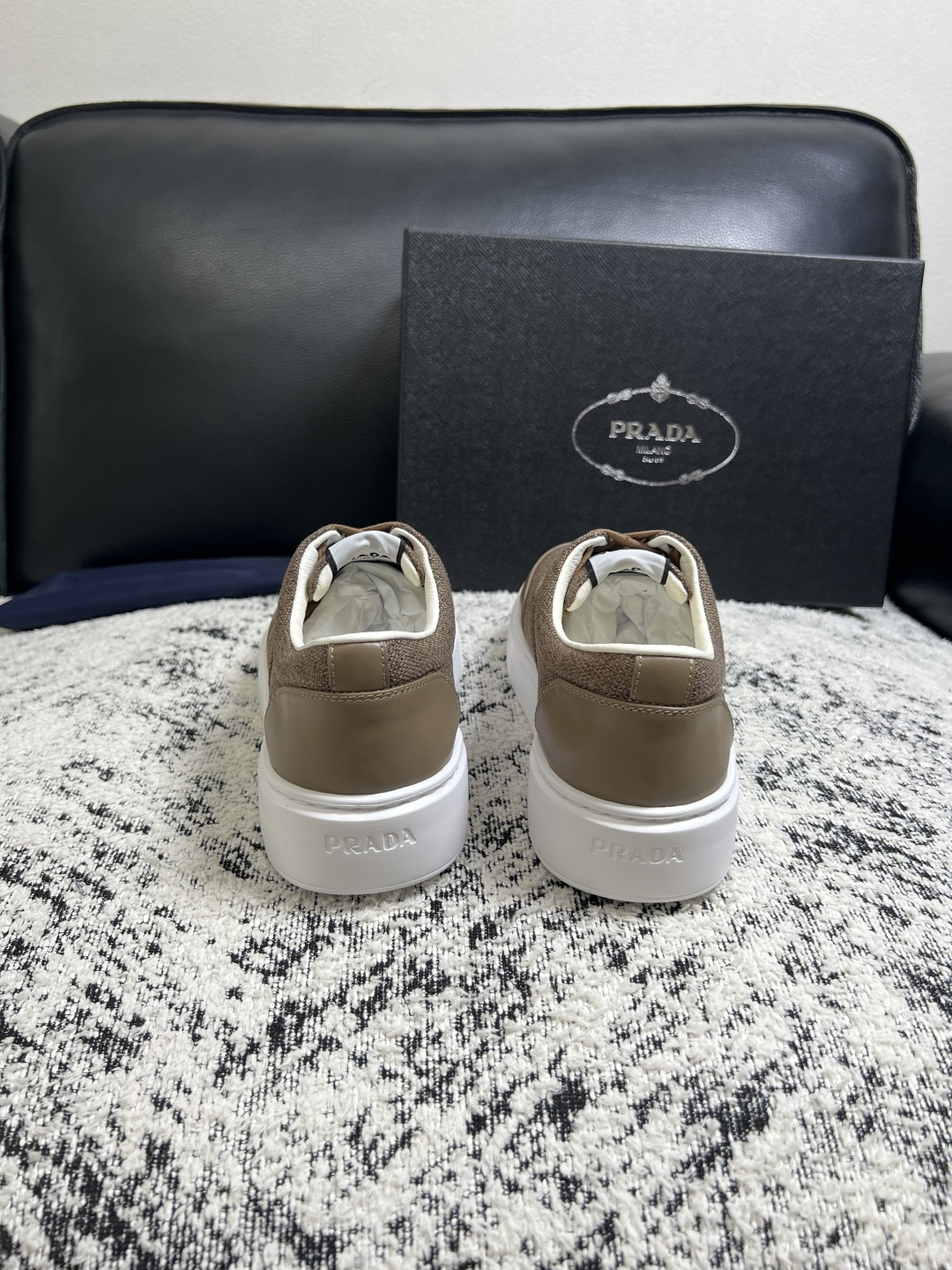 Prada  顶级工艺品，普拉达 专柜同步，原厂配置意大利进口牛皮拼布面料，进口牛皮内里垫，透气舒适，鞋底：原厂特供原版