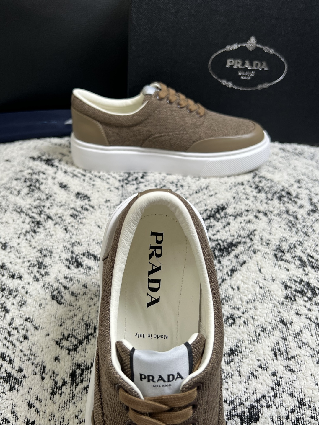 Prada  顶级工艺品，普拉达 专柜同步，原厂配置意大利进口牛皮拼布面料，进口牛皮内里垫，透气舒适，鞋底：原厂特供原版