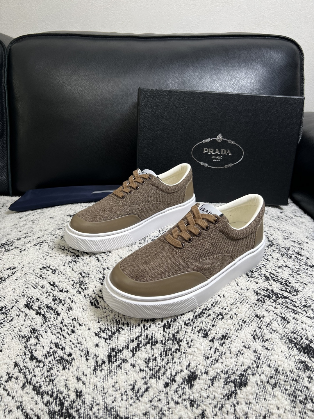 Prada  顶级工艺品，普拉达 专柜同步，原厂配置意大利进口牛皮拼布面料，进口牛皮内里垫，透气舒适，鞋底：原厂特供原版