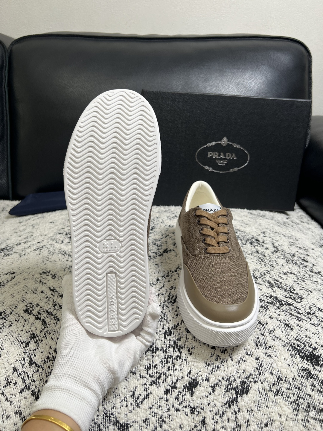 Prada  顶级工艺品，普拉达 专柜同步，原厂配置意大利进口牛皮拼布面料，进口牛皮内里垫，透气舒适，鞋底：原厂特供原版