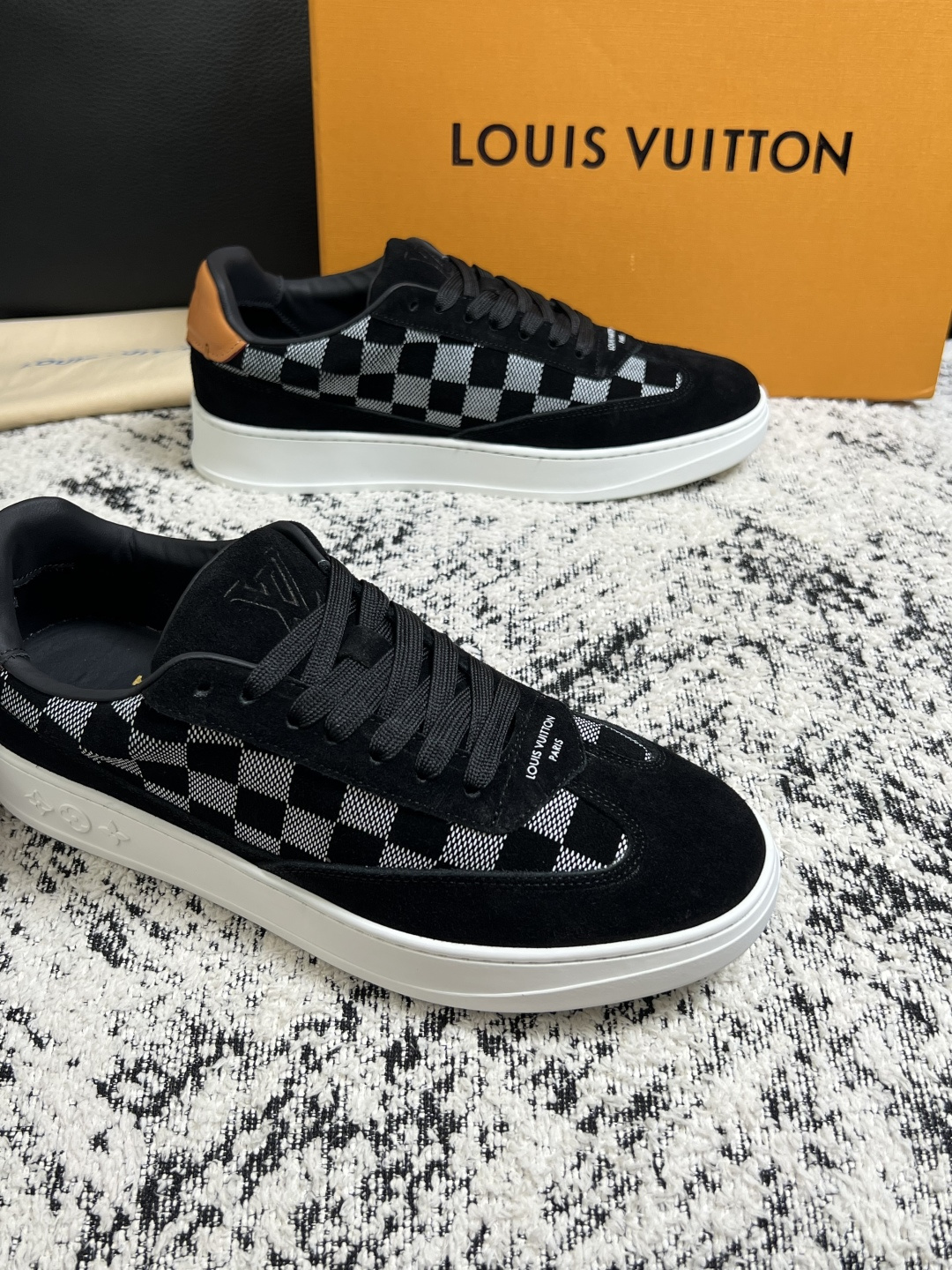 Lv  高品质  顶级工艺品  路易威登，专柜同步原厂配置，鞋面意大利进口，高品质拼接缤纷色彩复杂工艺品，进口牛皮里垫柔