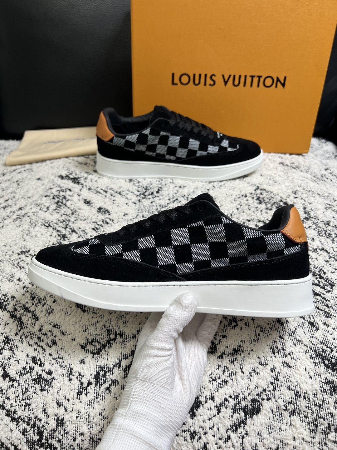 Lv  高品质  顶级工艺品  路易威登，专柜同步原厂配置，鞋面意大利进口，高品质拼接缤纷色彩复杂工艺品，进口牛皮里垫柔