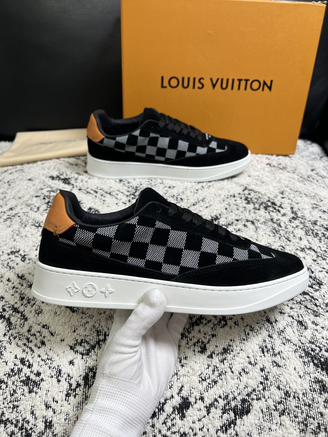 Lv  高品质  顶级工艺品  路易威登，专柜同步原厂配置，鞋面意大利进口，高品质拼接缤纷色彩复杂工艺品，进口牛皮里垫柔