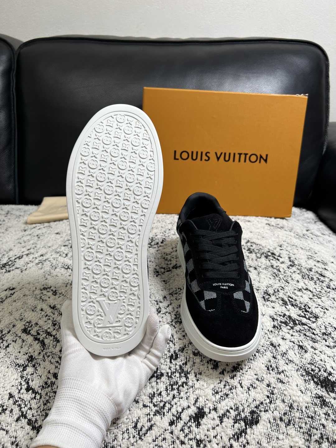 Lv  高品质  顶级工艺品  路易威登，专柜同步原厂配置，鞋面意大利进口，高品质拼接缤纷色彩复杂工艺品，进口牛皮里垫柔