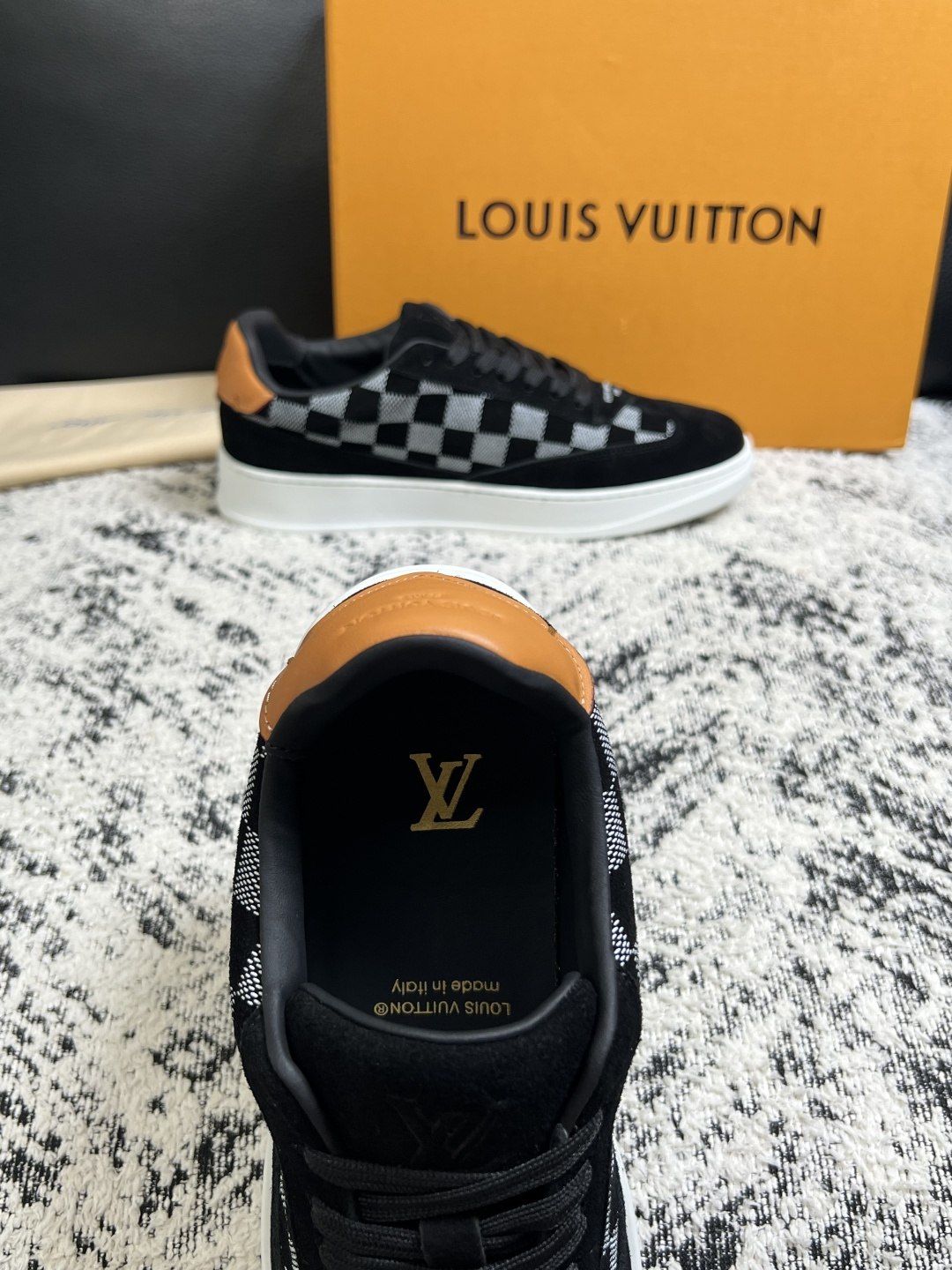 Lv  高品质  顶级工艺品  路易威登，专柜同步原厂配置，鞋面意大利进口，高品质拼接缤纷色彩复杂工艺品，进口牛皮里垫柔