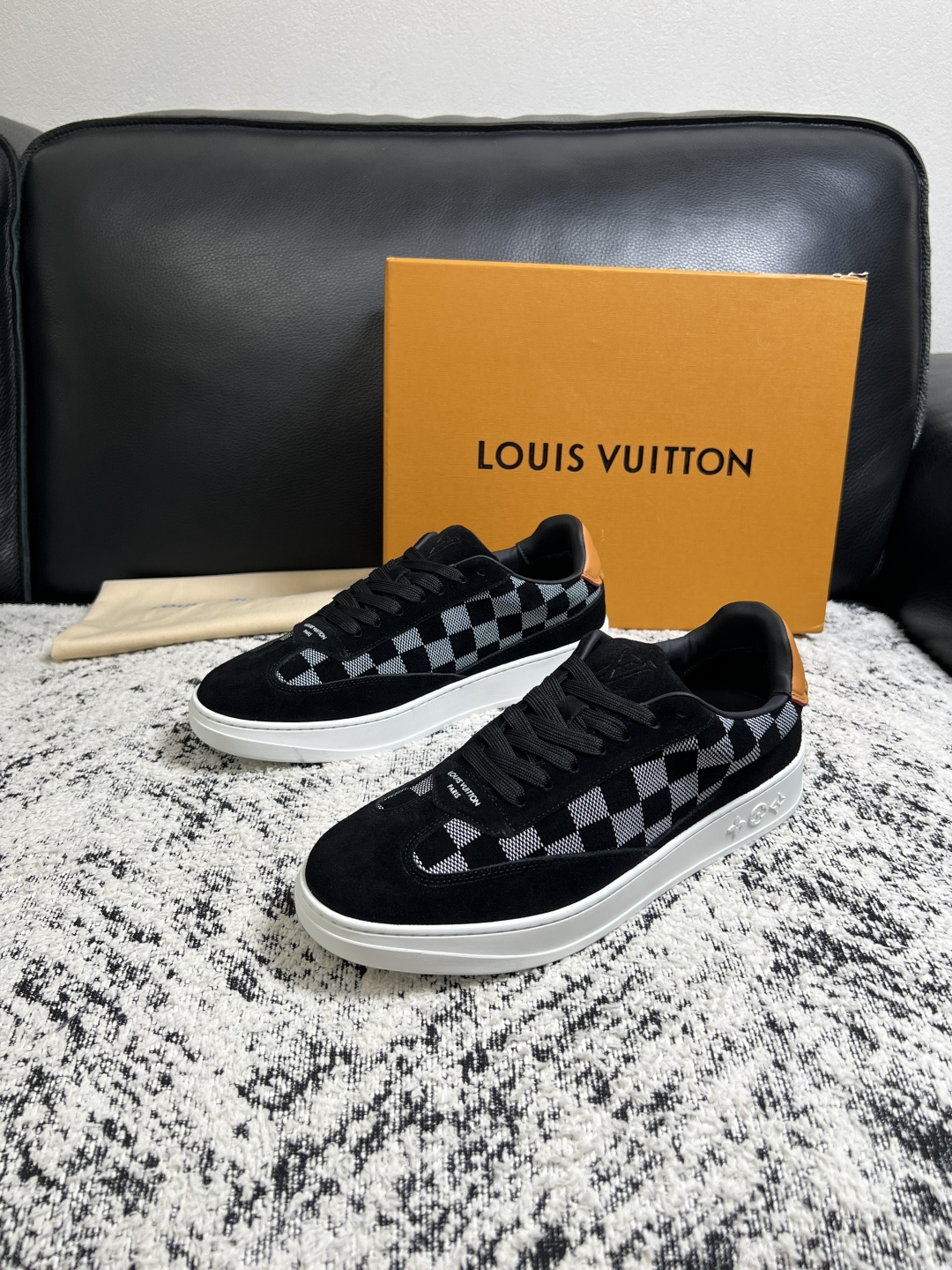 Lv  高品质  顶级工艺品  路易威登，专柜同步原厂配置，鞋面意大利进口，高品质拼接缤纷色彩复杂工艺品，进口牛皮里垫柔