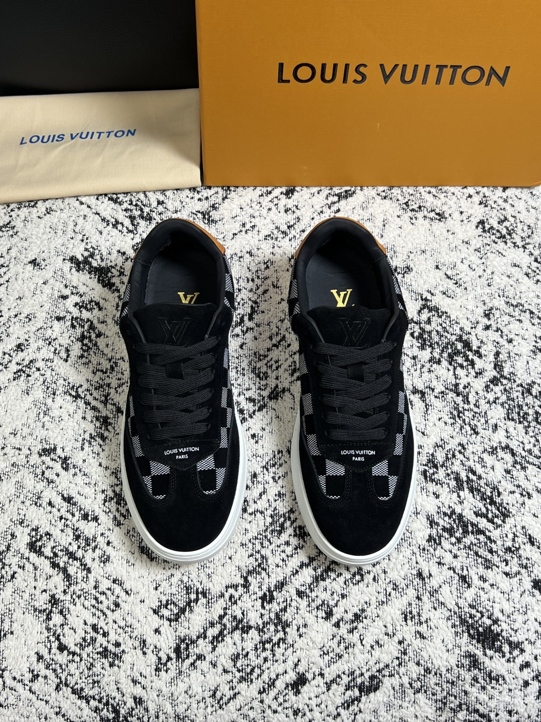 Lv  高品质  顶级工艺品  路易威登，专柜同步原厂配置，鞋面意大利进口，高品质拼接缤纷色彩复杂工艺品，进口牛皮里垫柔