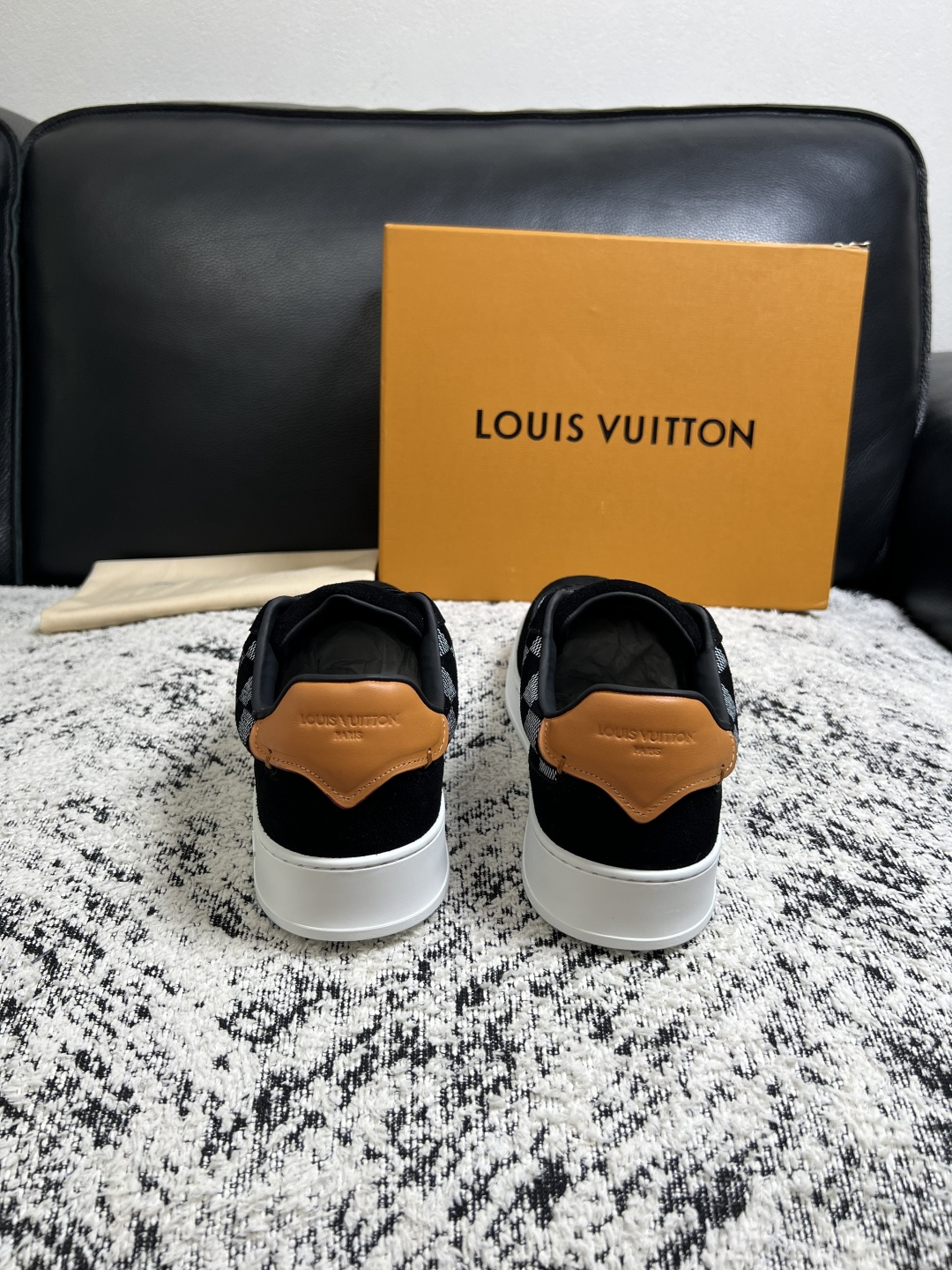Lv  高品质  顶级工艺品  路易威登，专柜同步原厂配置，鞋面意大利进口，高品质拼接缤纷色彩复杂工艺品，进口牛皮里垫柔