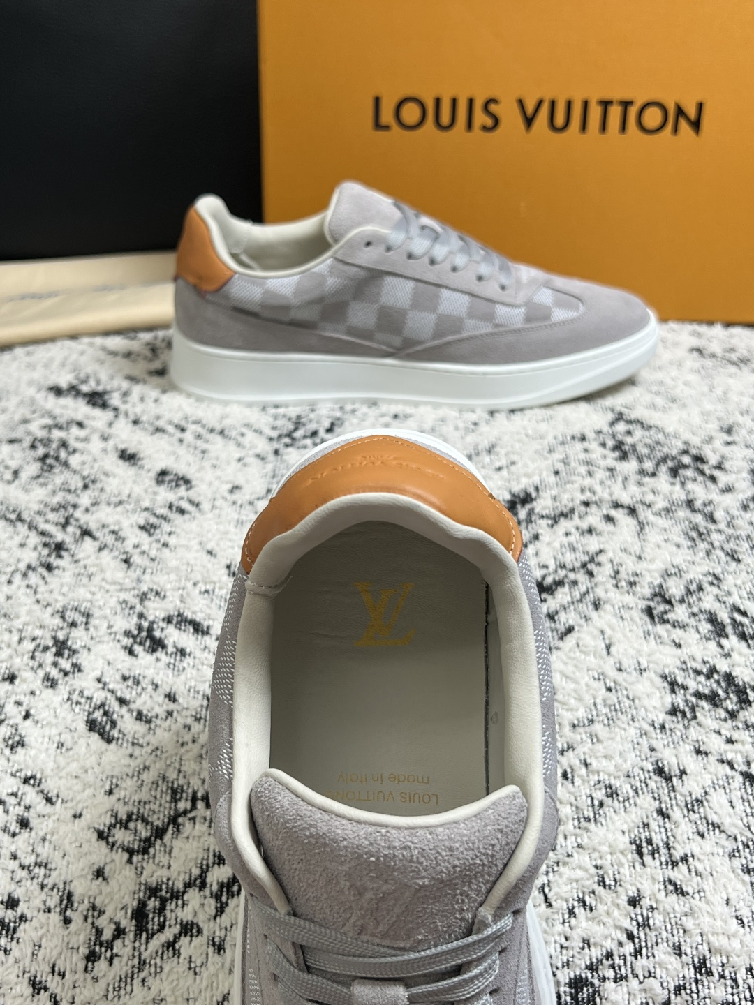 Lv  高品质  顶级工艺品  路易威登，专柜同步原厂配置，鞋面意大利进口，高品质拼接缤纷色彩复杂工艺品，进口牛皮里垫柔
