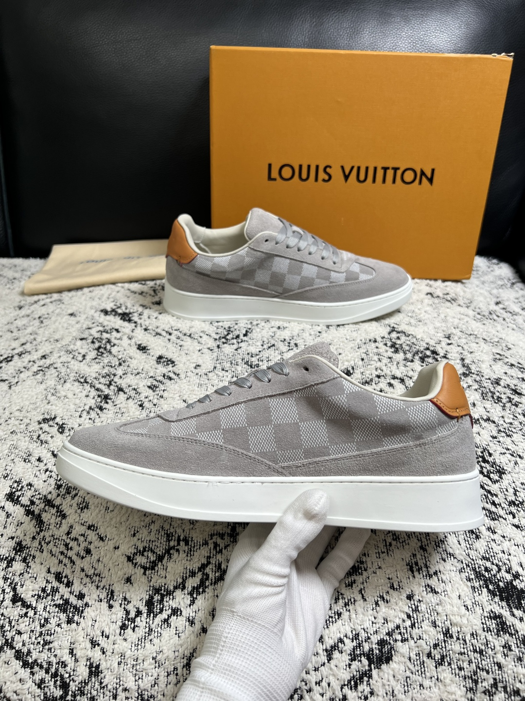 Lv  高品质  顶级工艺品  路易威登，专柜同步原厂配置，鞋面意大利进口，高品质拼接缤纷色彩复杂工艺品，进口牛皮里垫柔