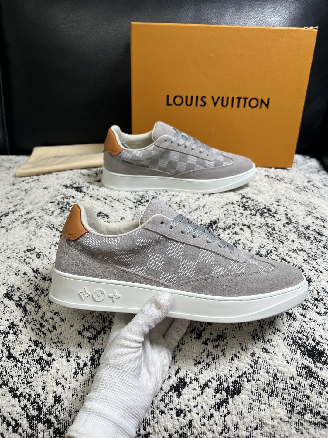 Lv  高品质  顶级工艺品  路易威登，专柜同步原厂配置，鞋面意大利进口，高品质拼接缤纷色彩复杂工艺品，进口牛皮里垫柔