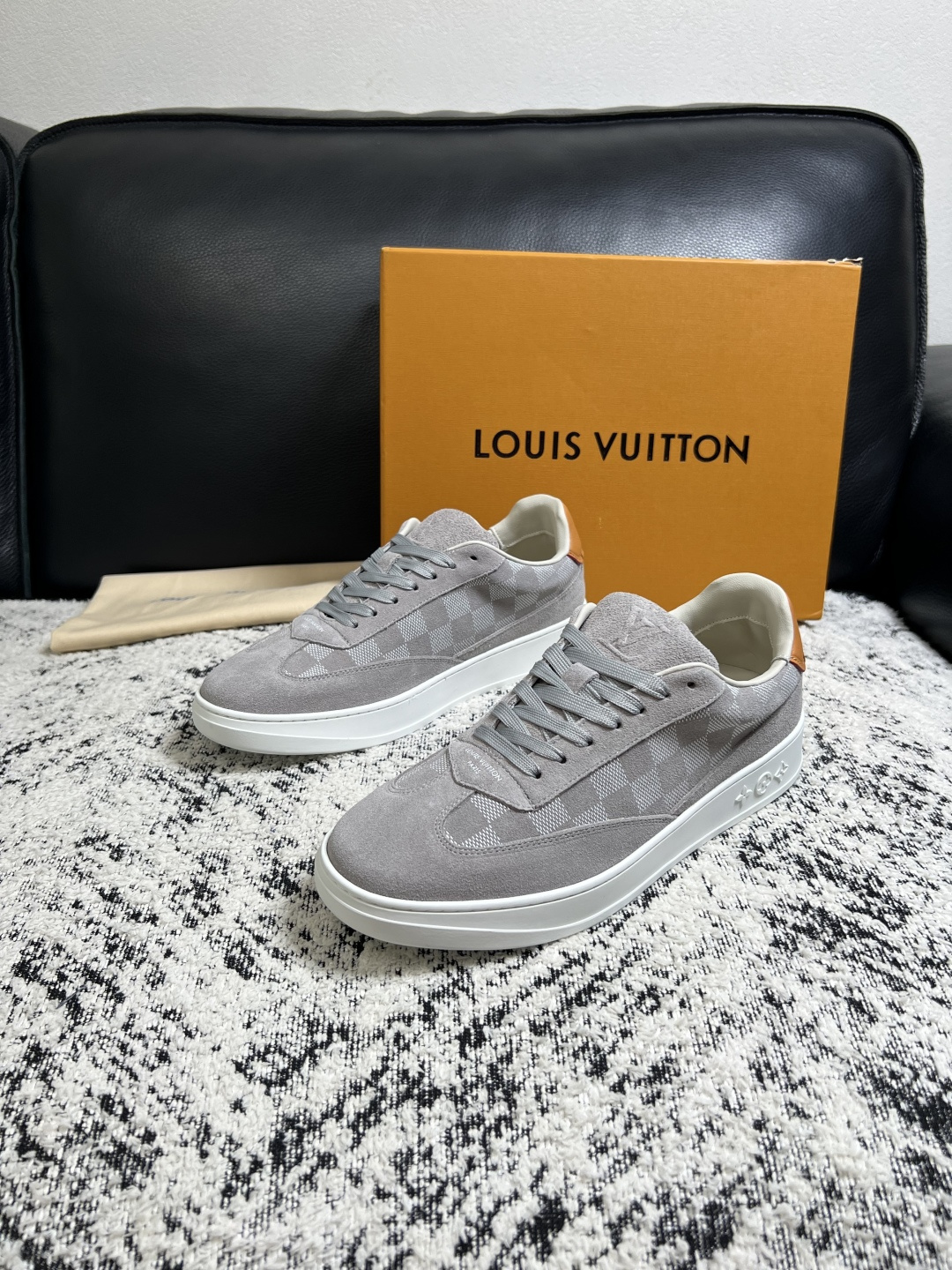 Lv  高品质  顶级工艺品  路易威登，专柜同步原厂配置，鞋面意大利进口，高品质拼接缤纷色彩复杂工艺品，进口牛皮里垫柔