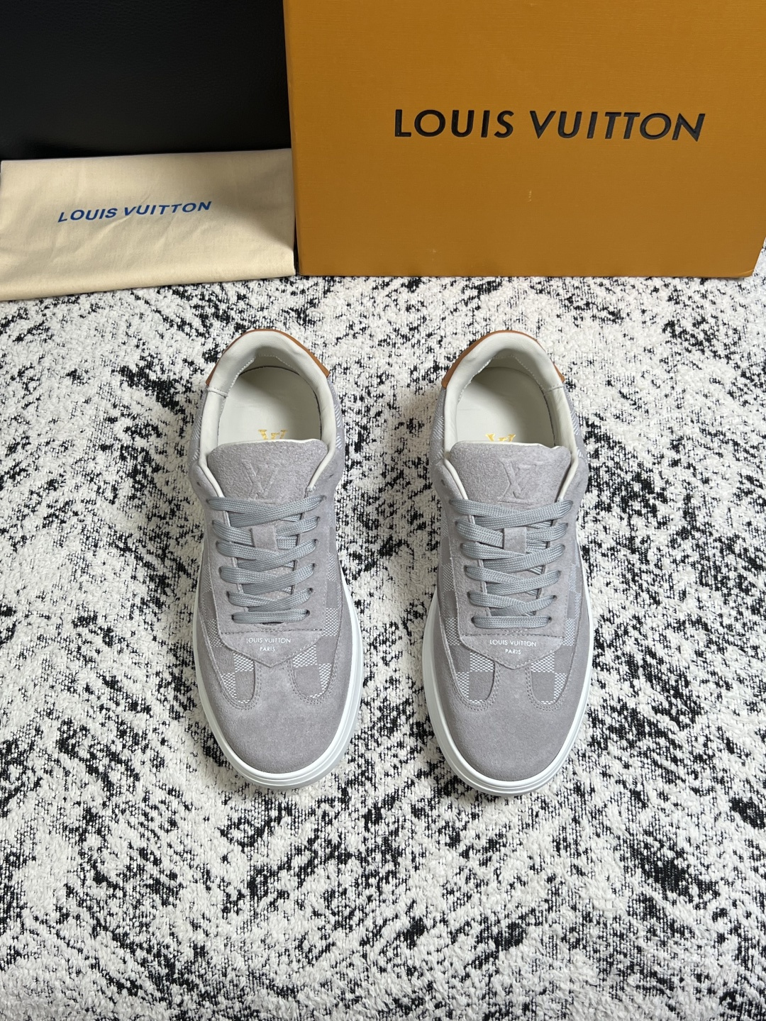 Lv  高品质  顶级工艺品  路易威登，专柜同步原厂配置，鞋面意大利进口，高品质拼接缤纷色彩复杂工艺品，进口牛皮里垫柔