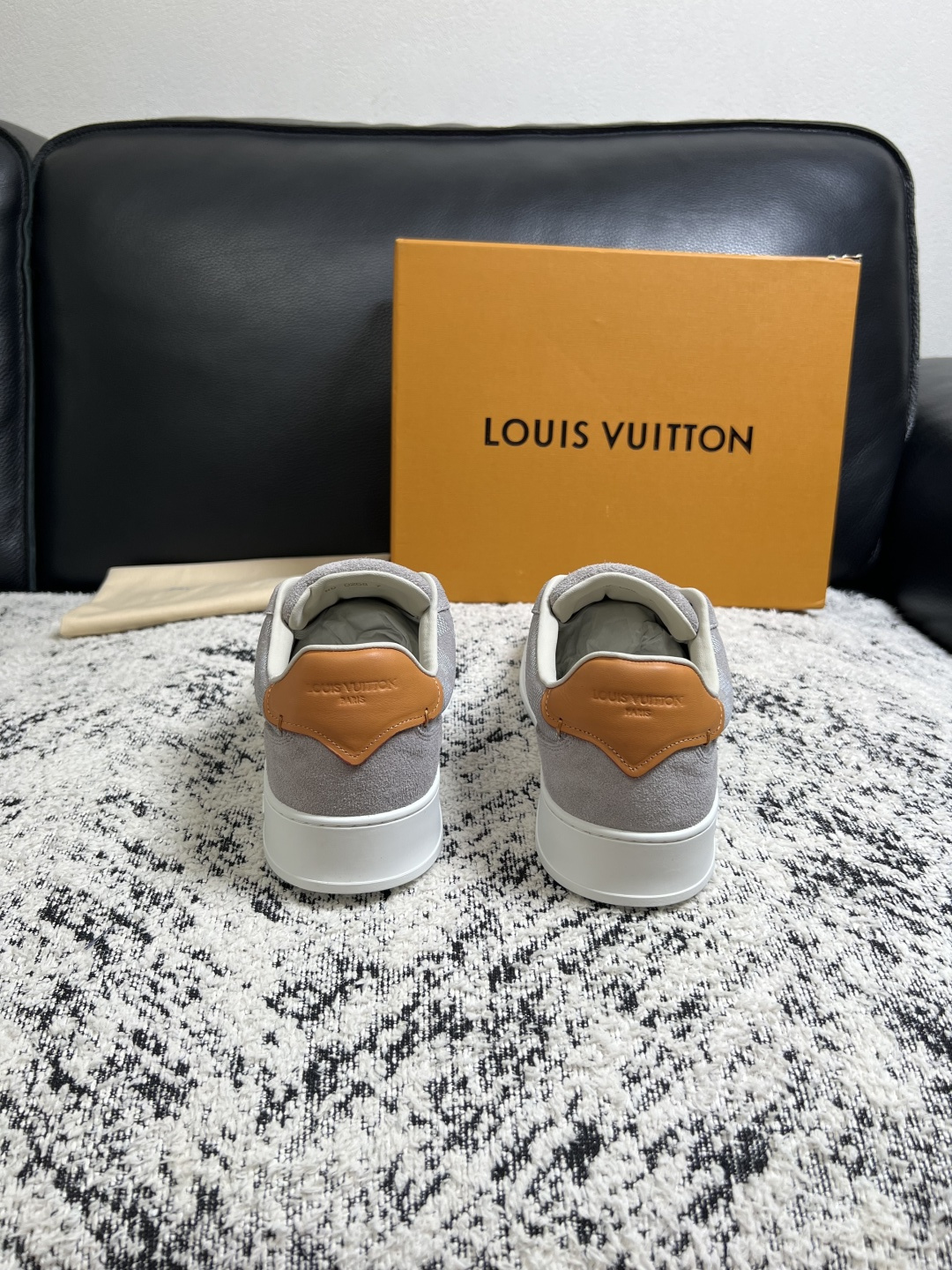 Lv  高品质  顶级工艺品  路易威登，专柜同步原厂配置，鞋面意大利进口，高品质拼接缤纷色彩复杂工艺品，进口牛皮里垫柔
