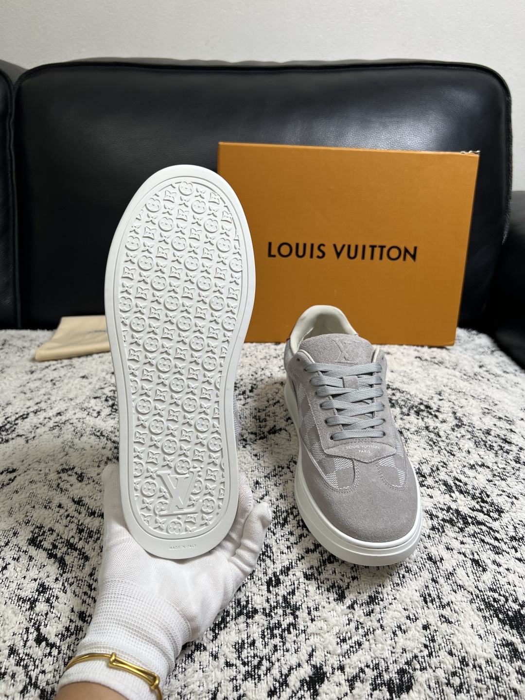 Lv  高品质  顶级工艺品  路易威登，专柜同步原厂配置，鞋面意大利进口，高品质拼接缤纷色彩复杂工艺品，进口牛皮里垫柔