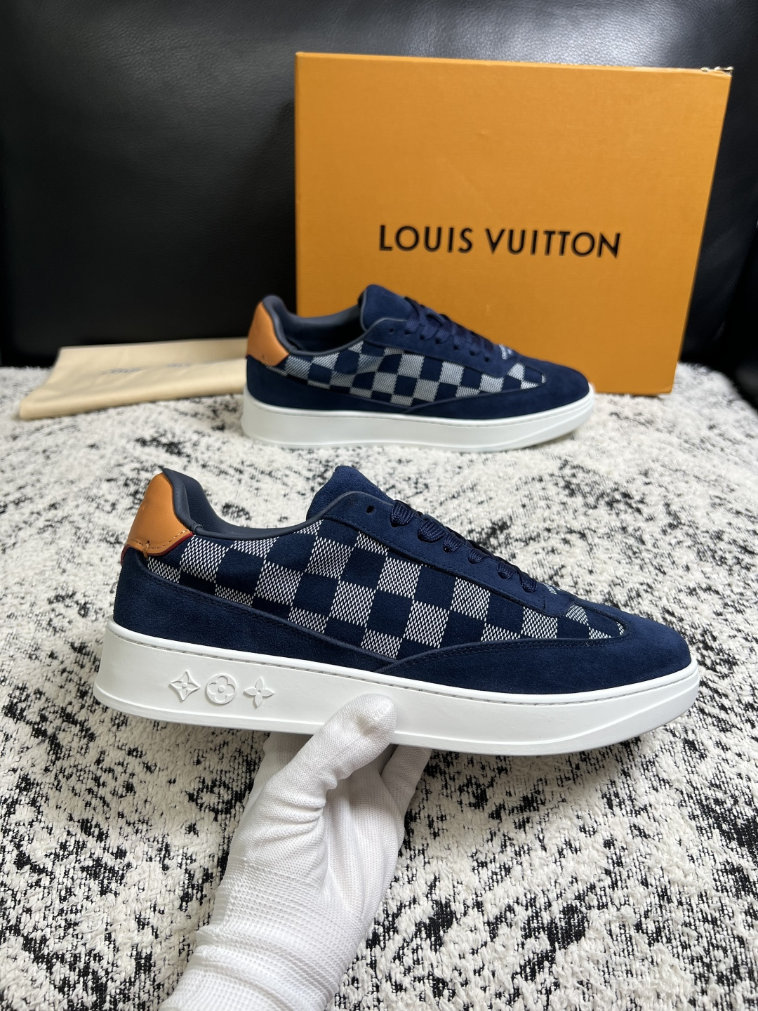 Lv  高品质  顶级工艺品  路易威登，专柜同步原厂配置，鞋面意大利进口，高品质拼接缤纷色彩复杂工艺品，进口牛皮里垫柔