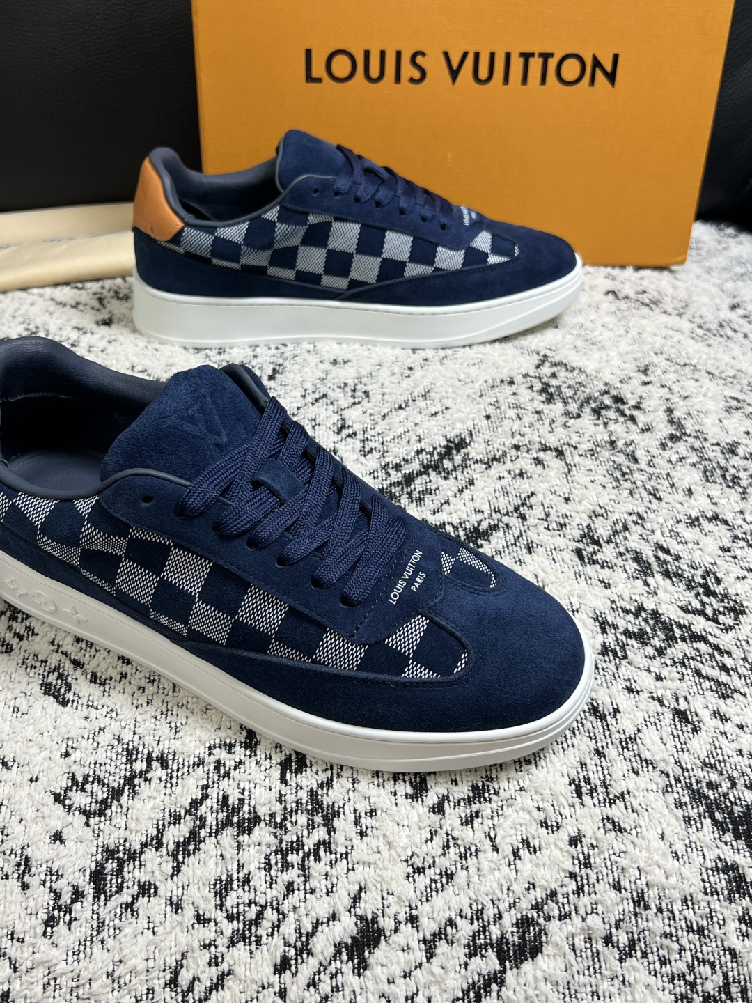 Lv  高品质  顶级工艺品  路易威登，专柜同步原厂配置，鞋面意大利进口，高品质拼接缤纷色彩复杂工艺品，进口牛皮里垫柔